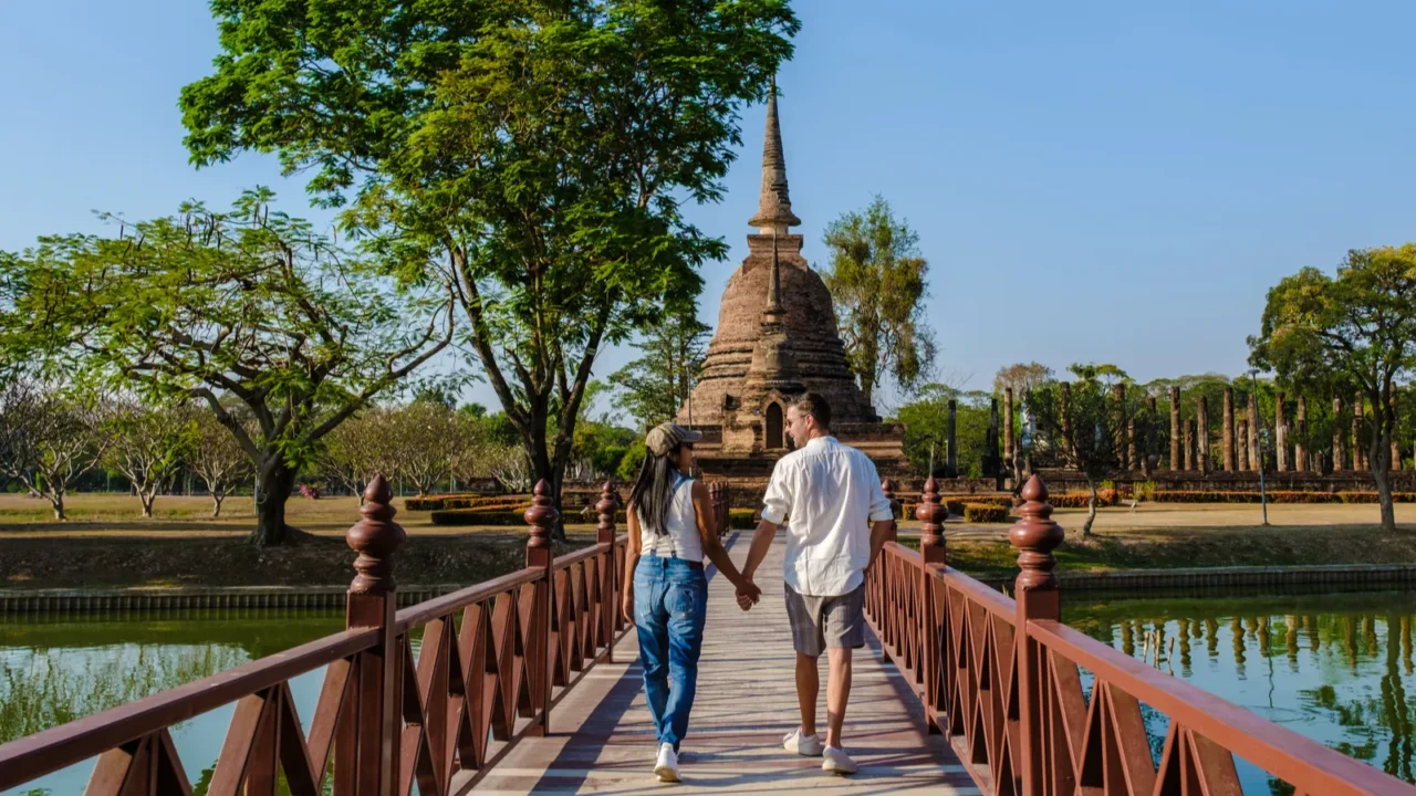 a couple of men and women visit wat sa sit