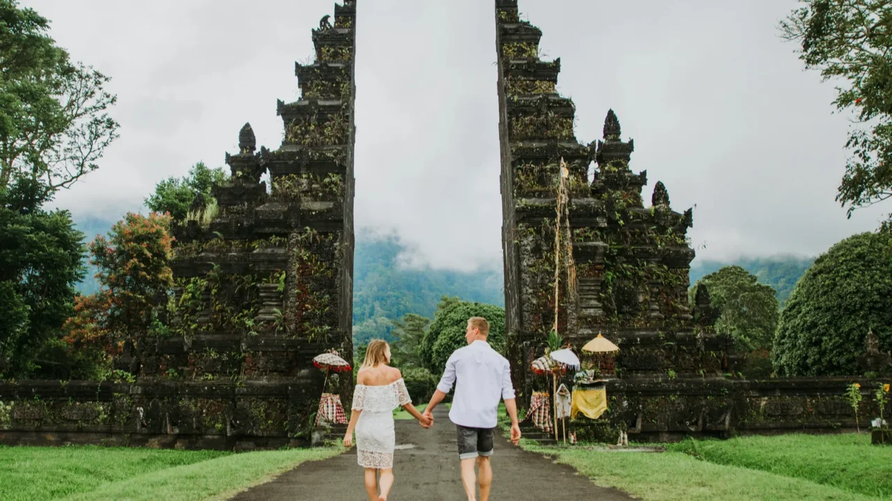 happy couple spending time at the handaras gate in bali