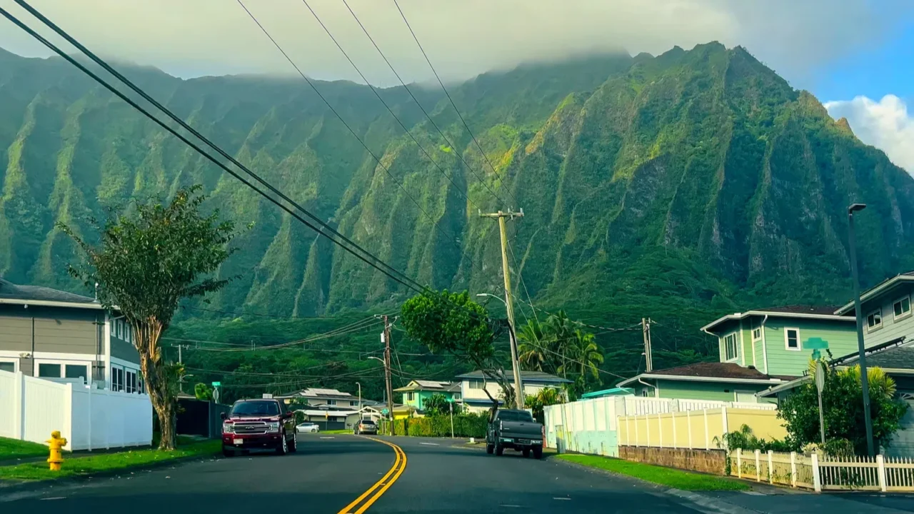 residential street in honolulu with mountain view a suburban street
