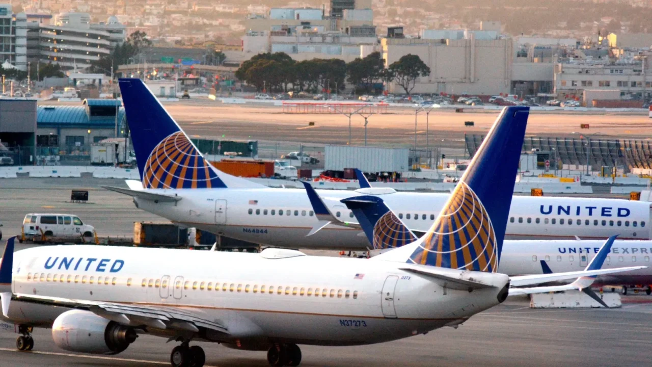 united airlines planes in san francisco international airport