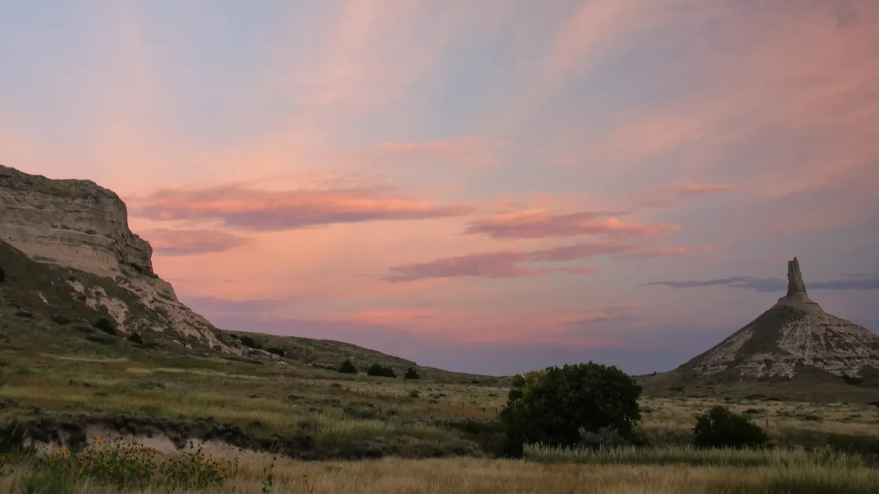 chimney rock national historic site in early morning western nebraska
