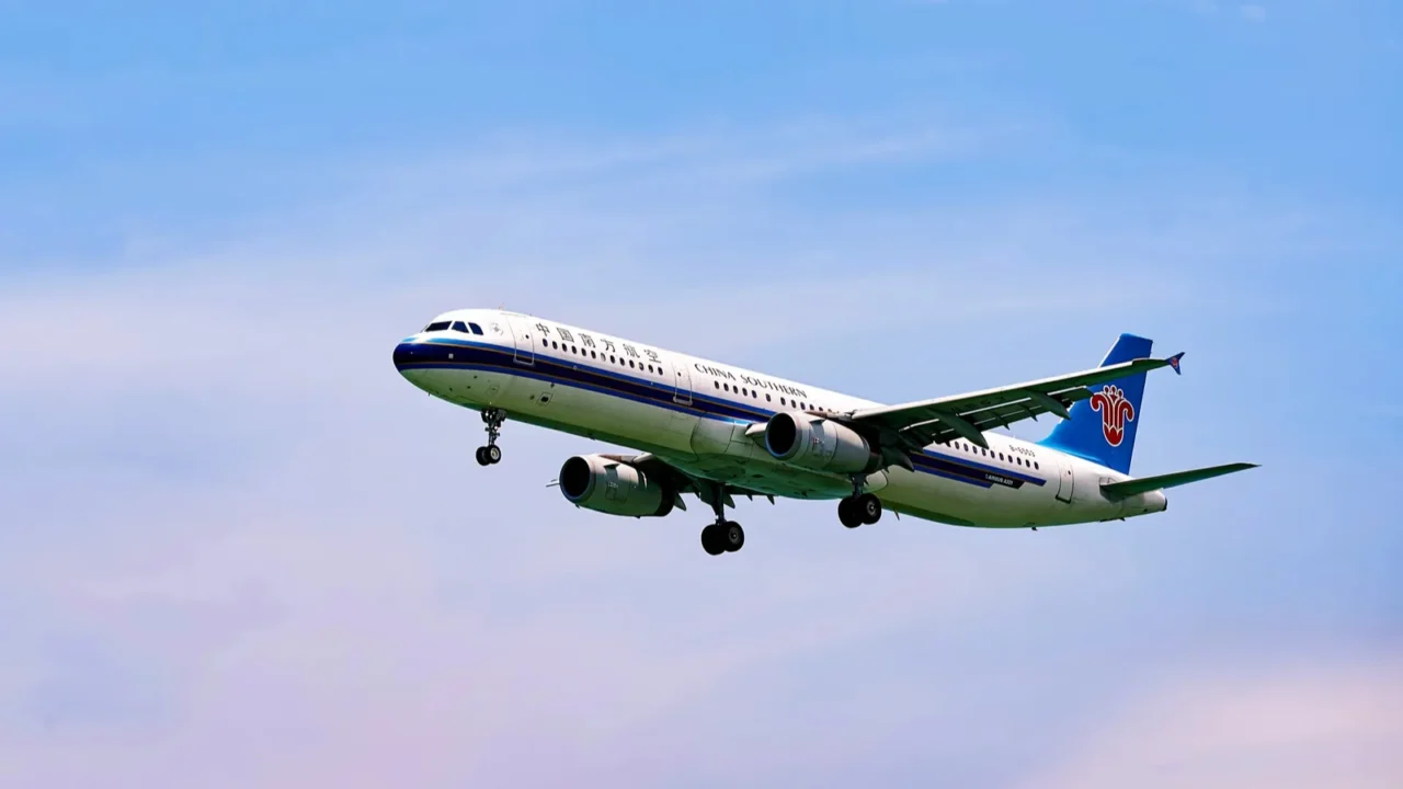 china southern airlines aircraft landing