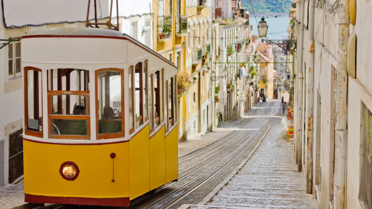 lisbons gloria funicular