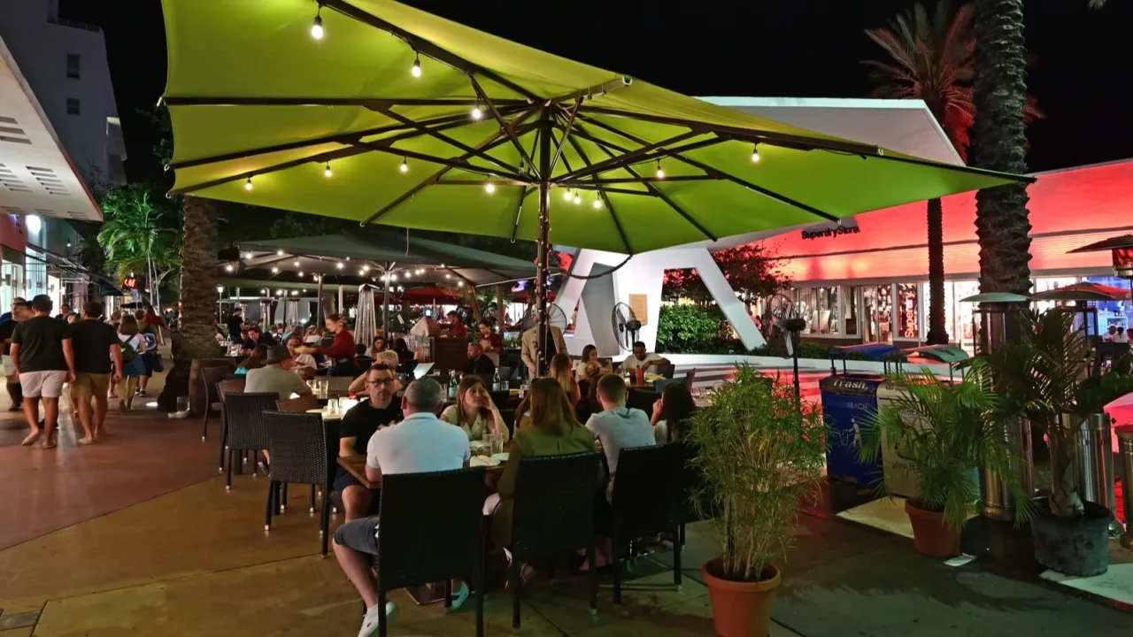 outdoor restaurant on lincoln road mall in miami beach florida
