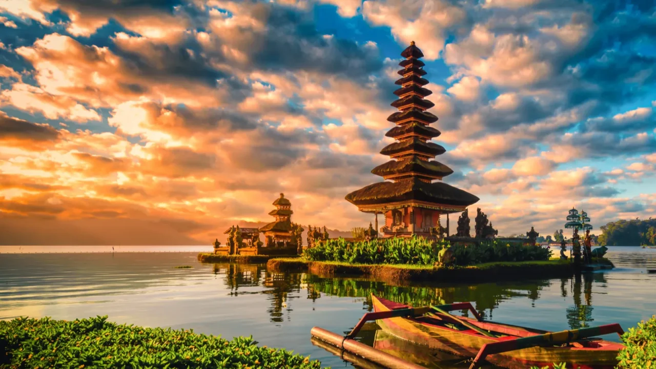 pura ulun danu bratan hindu temple with boat on bratan