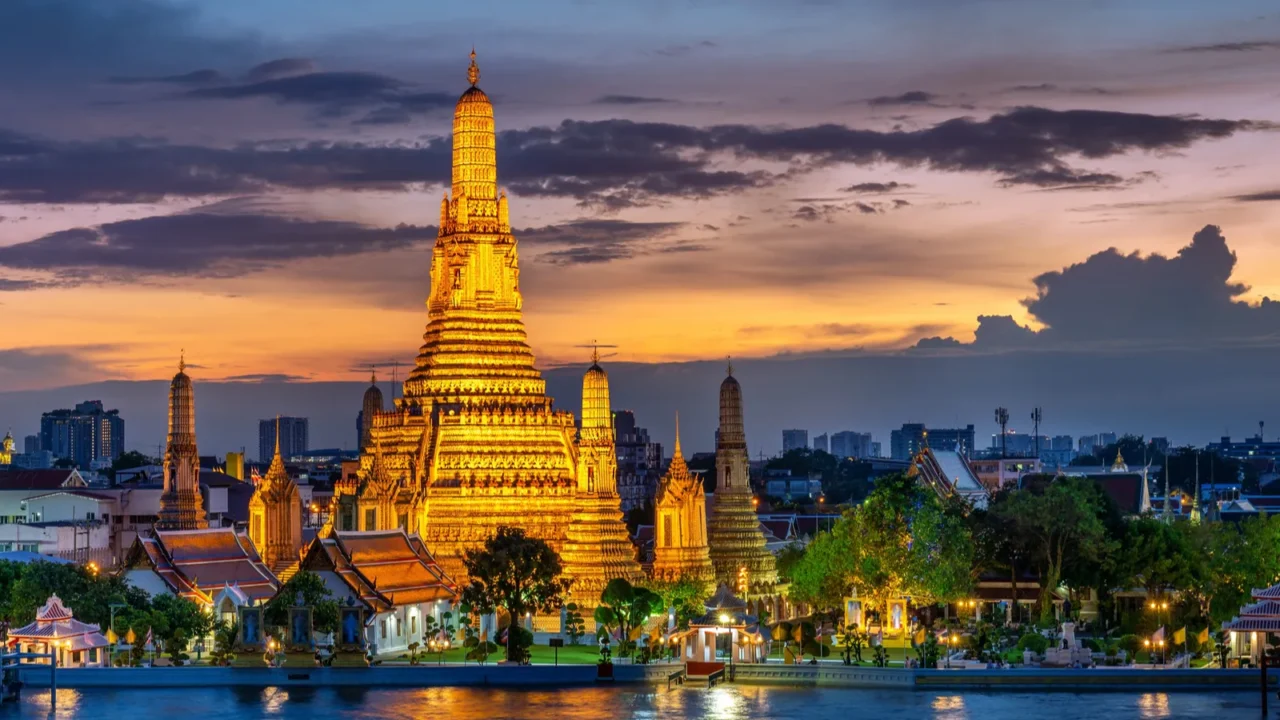 wat arun ratchawararam at sunsettemple of dawn famous tourist destination