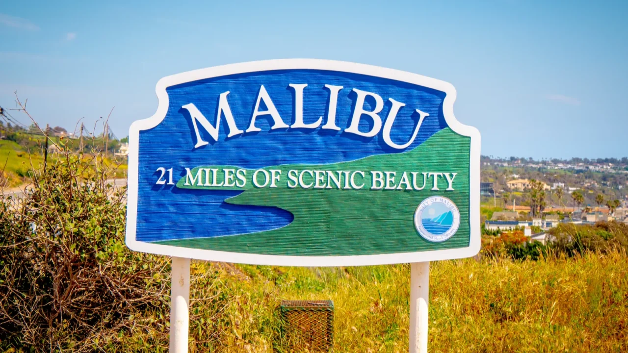 welcome to malibu sign at the pch  malibu usa