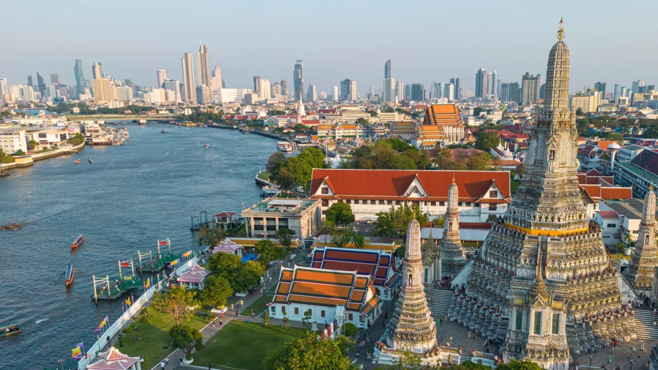 aerial view temple of dawn wat arun sunset light sightseeing