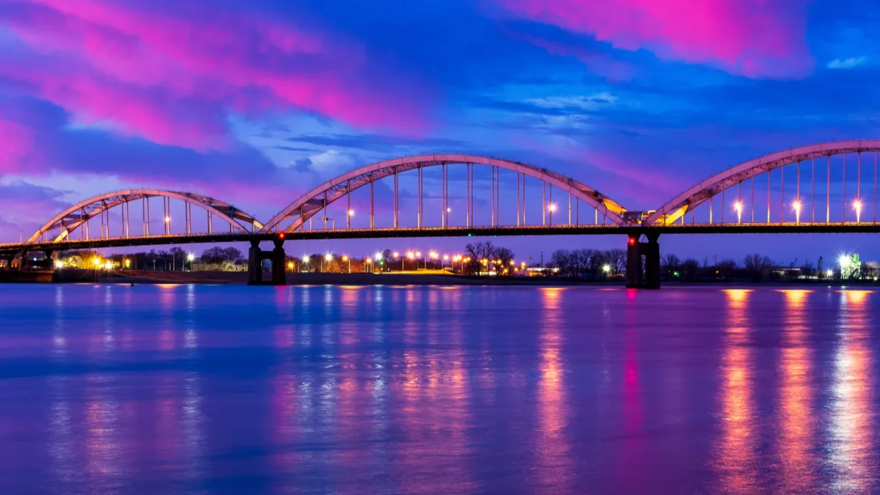 centennial bridge over mississippi river connecting rock island illinois and