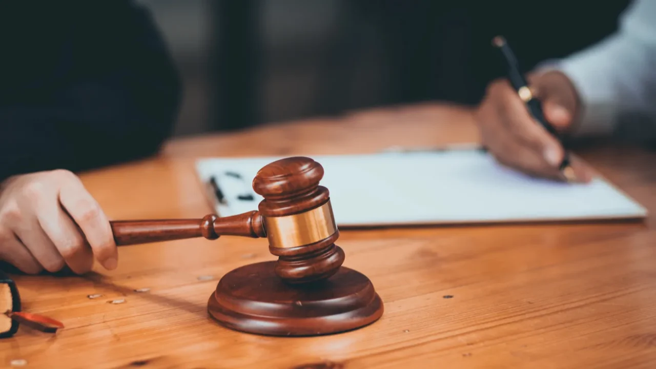 close-up-of-a-judges-gavel-on-a-wooden-table-with.