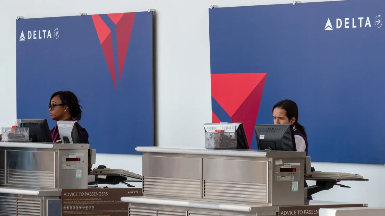 delta airlines check in line for passengers and baggage at