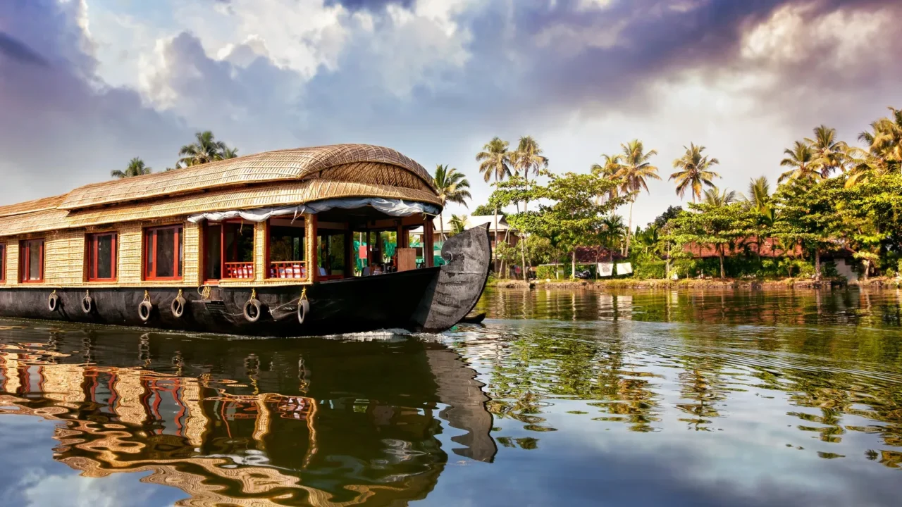 house boat in backwaters