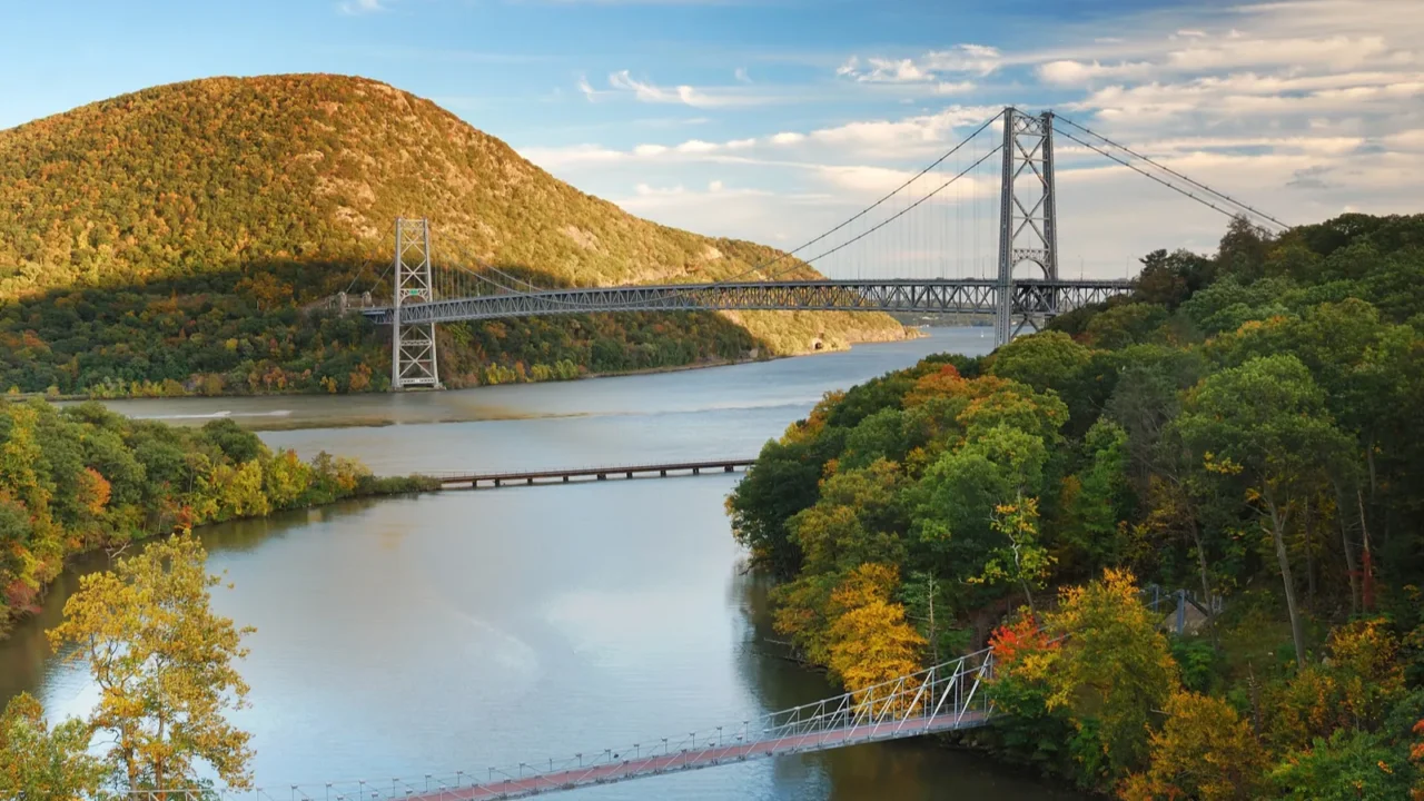 hudson river valley in autumn