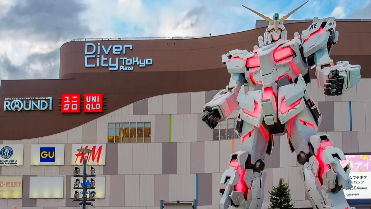mobile suit gundam unicorn standing in front of the diver