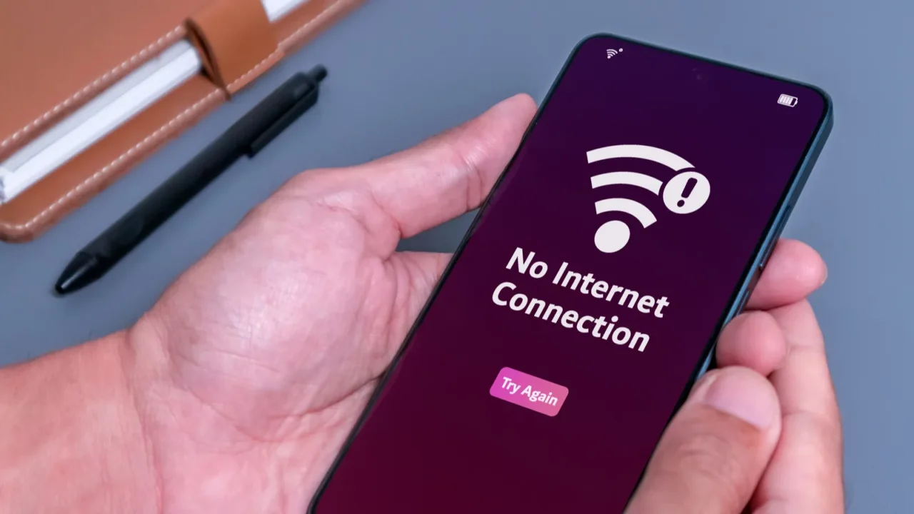 no internet access or bad connection concept man using smartphone