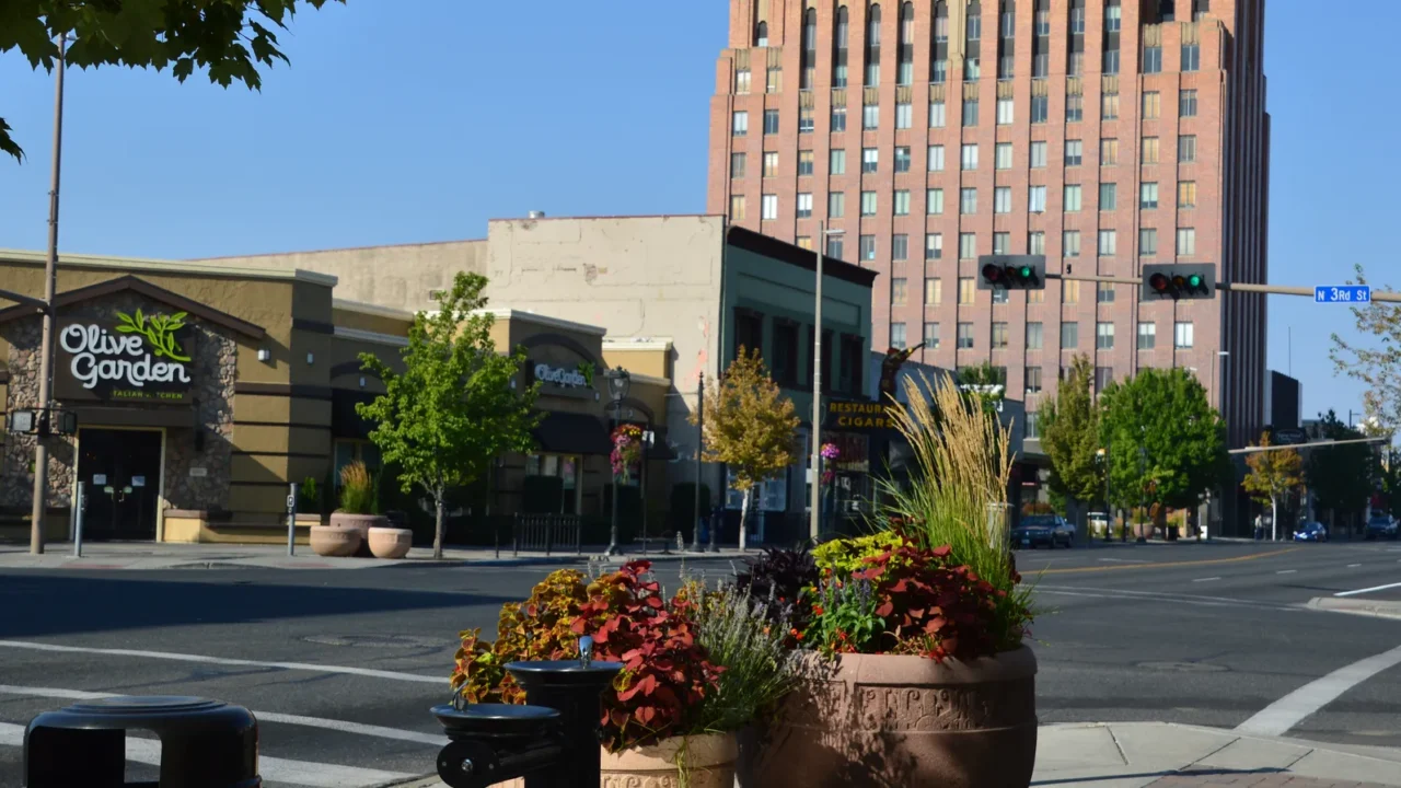 street scene in downtown yakima washington