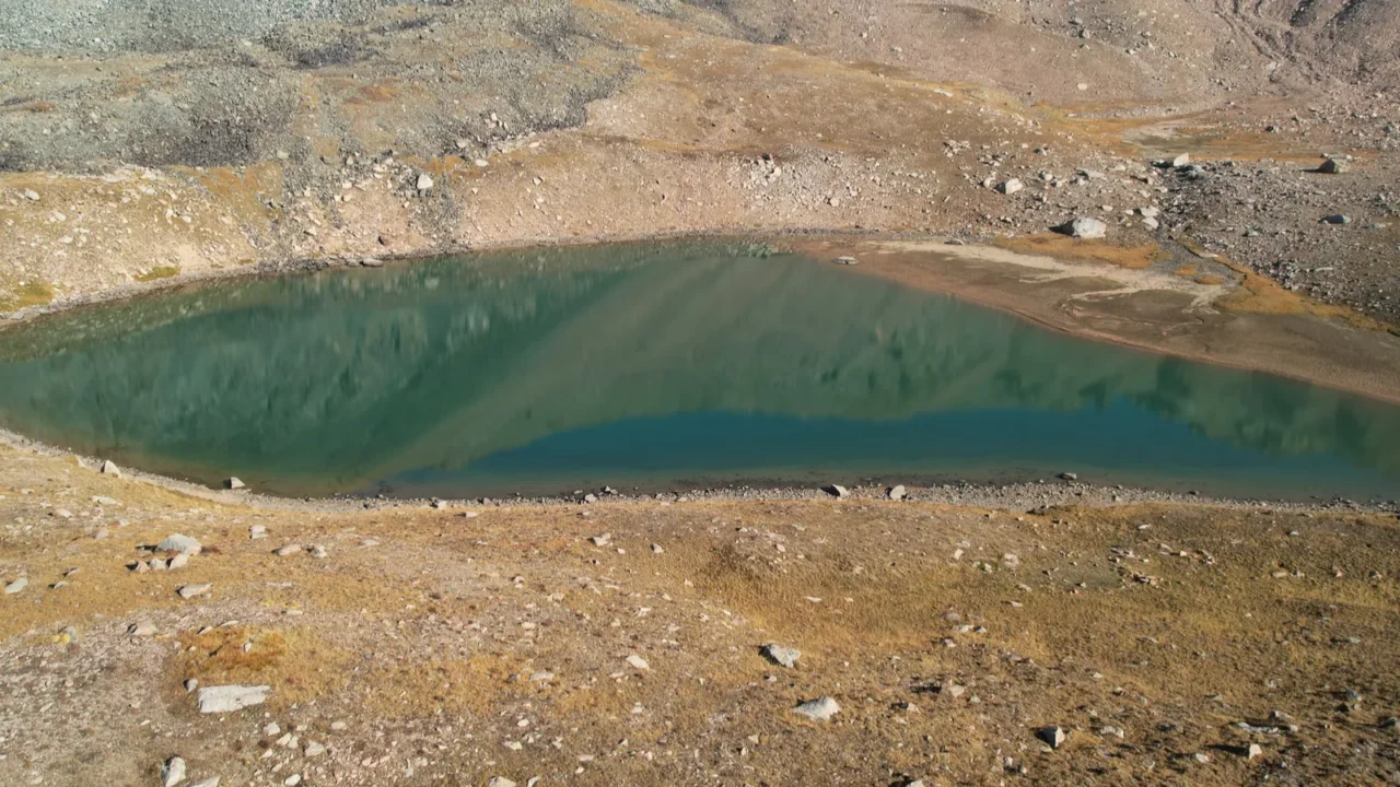 the emerald color of the water of a mountain lake
