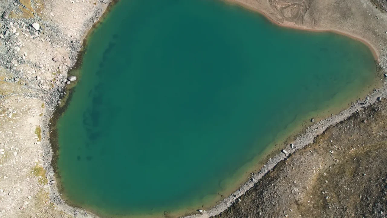 the emerald color of the water of a mountain lake
