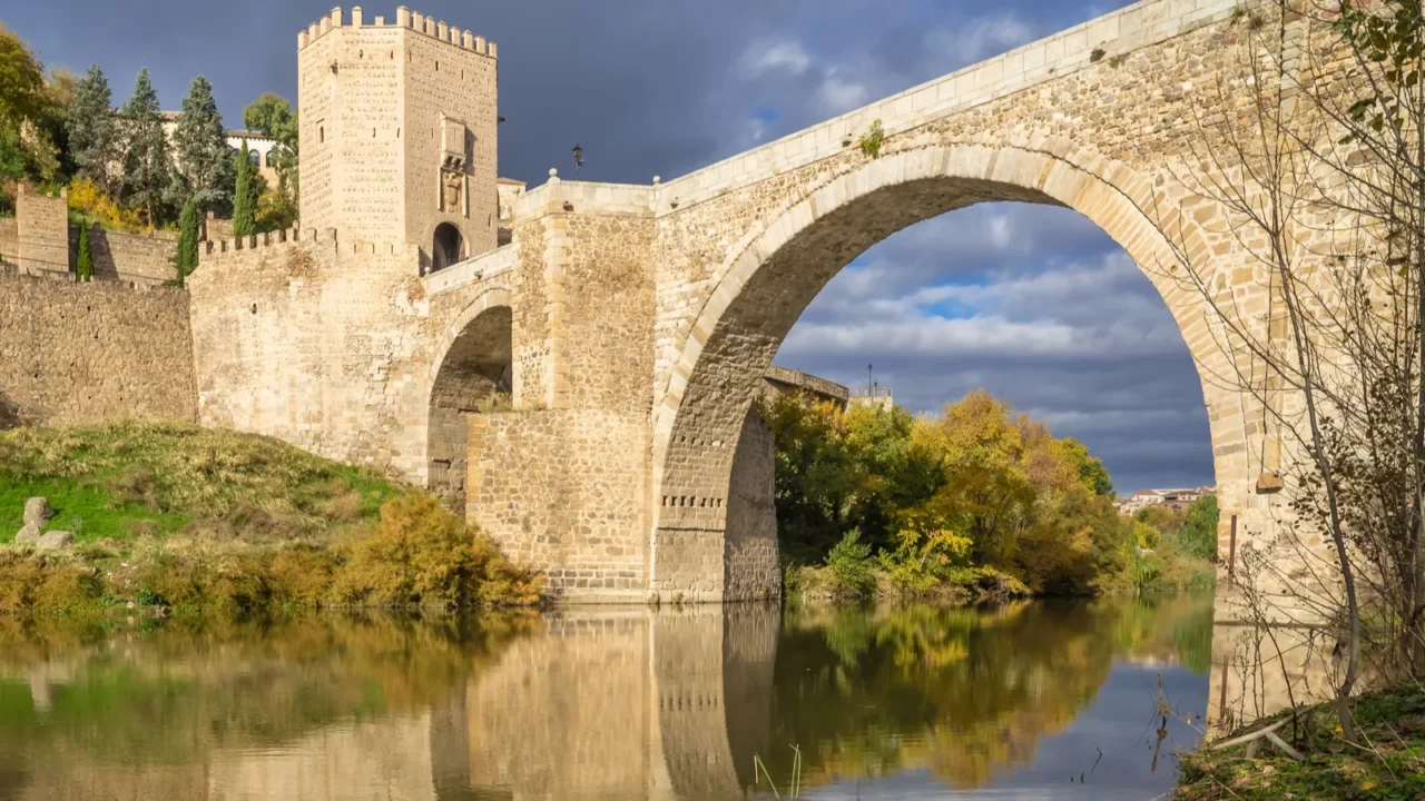 the puente de alcantara a roman arch bridge in toledo
