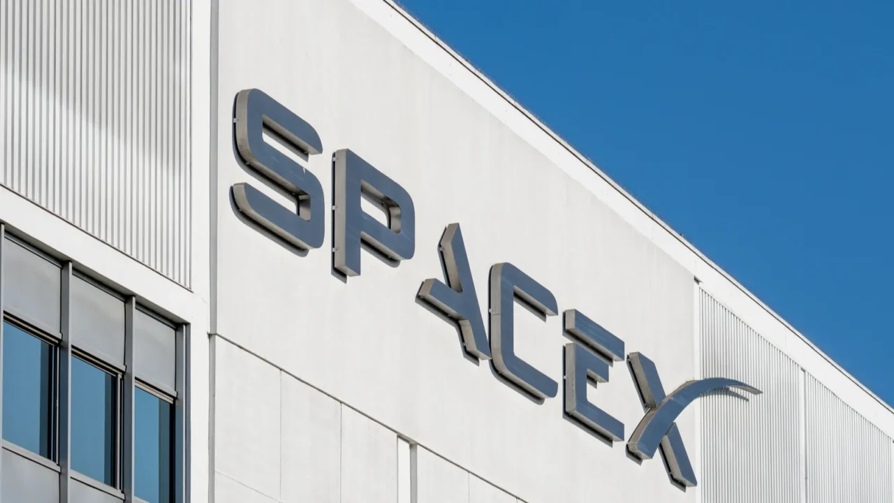 the spacex headquarters facility in hawthorne california