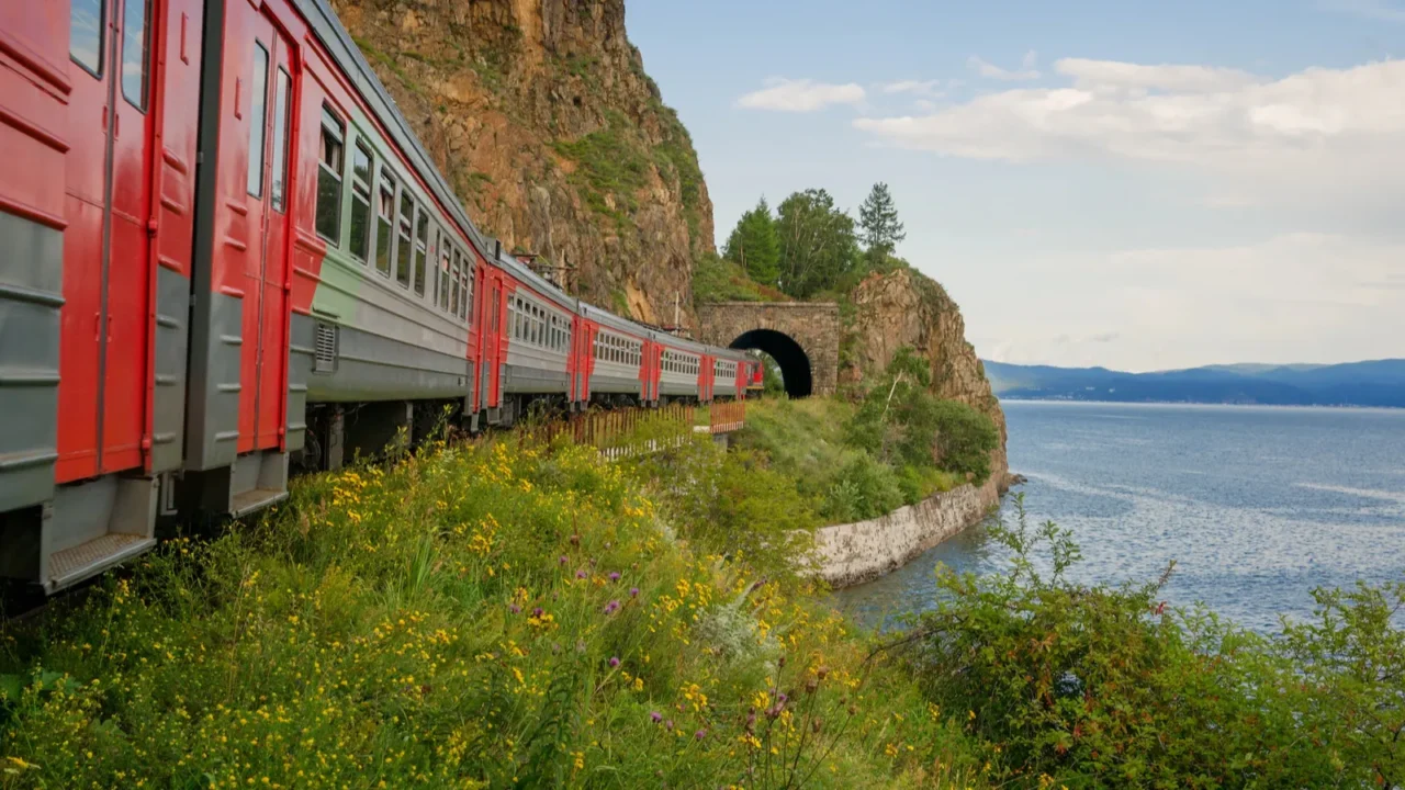 the train enters the tunnel on the circumbaikal railway