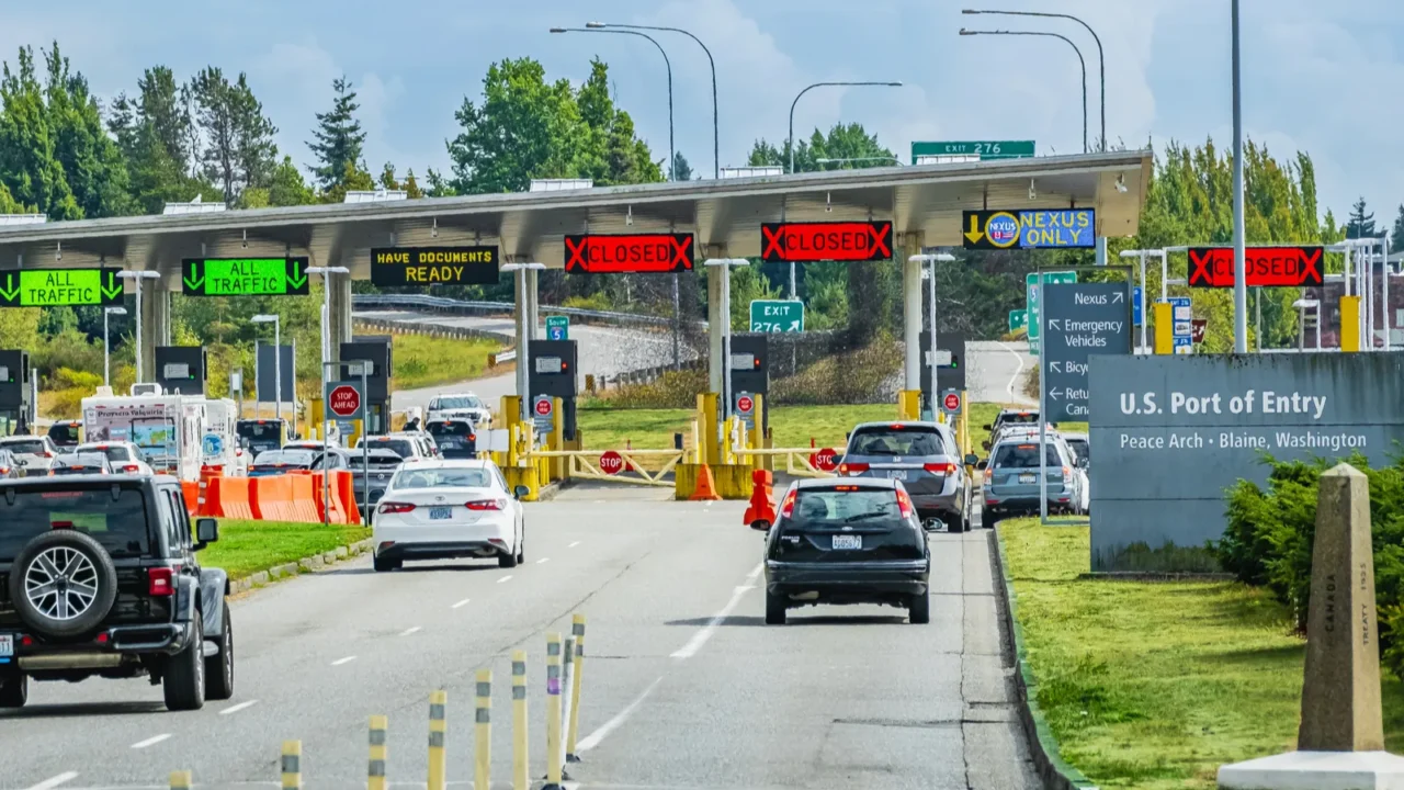 uscanada border peace arch washington state usa border crossing between