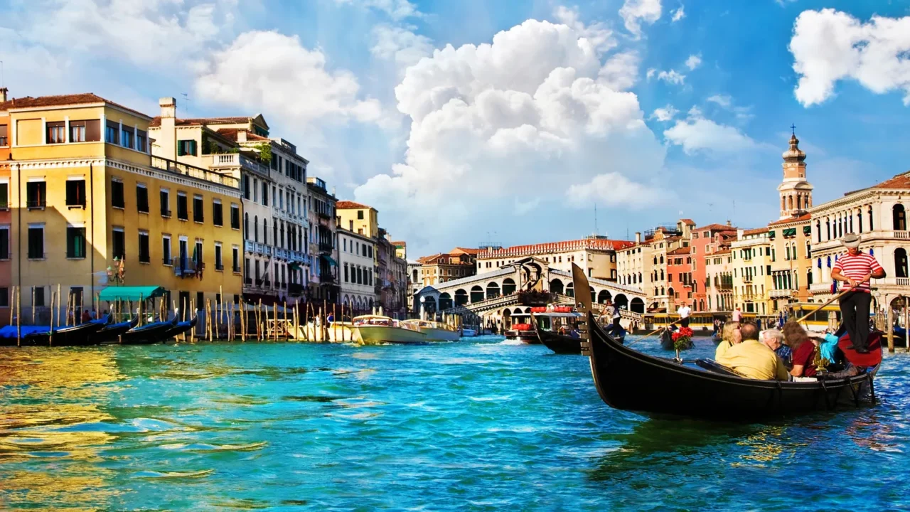 venice grand canal with gondolas and rialto bridge italy