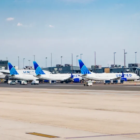 U.S. to slash 10% of flights at major airports amid record shutdown