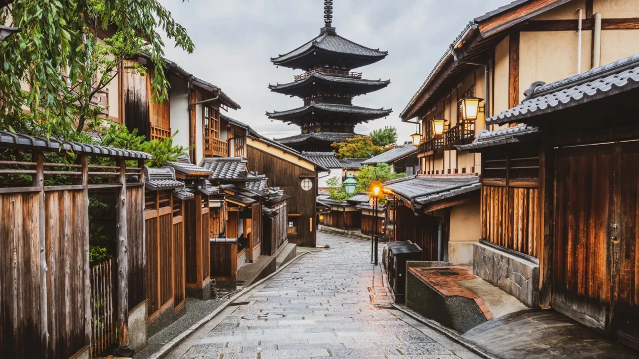 yasaka pagoda and sannen zaka street kyoto japan