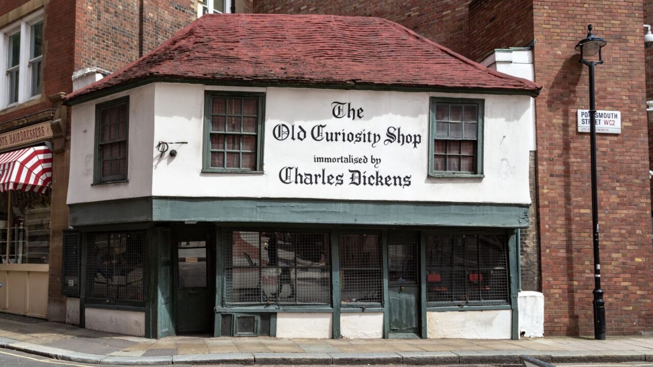 This is an ancient wooden building of The Old Curiosity Shop, which was built in 16th century. — Photo by goga18128.mail.ru