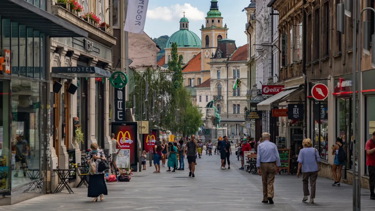 A picture of the Preseren Square as seen through the Cop Street.