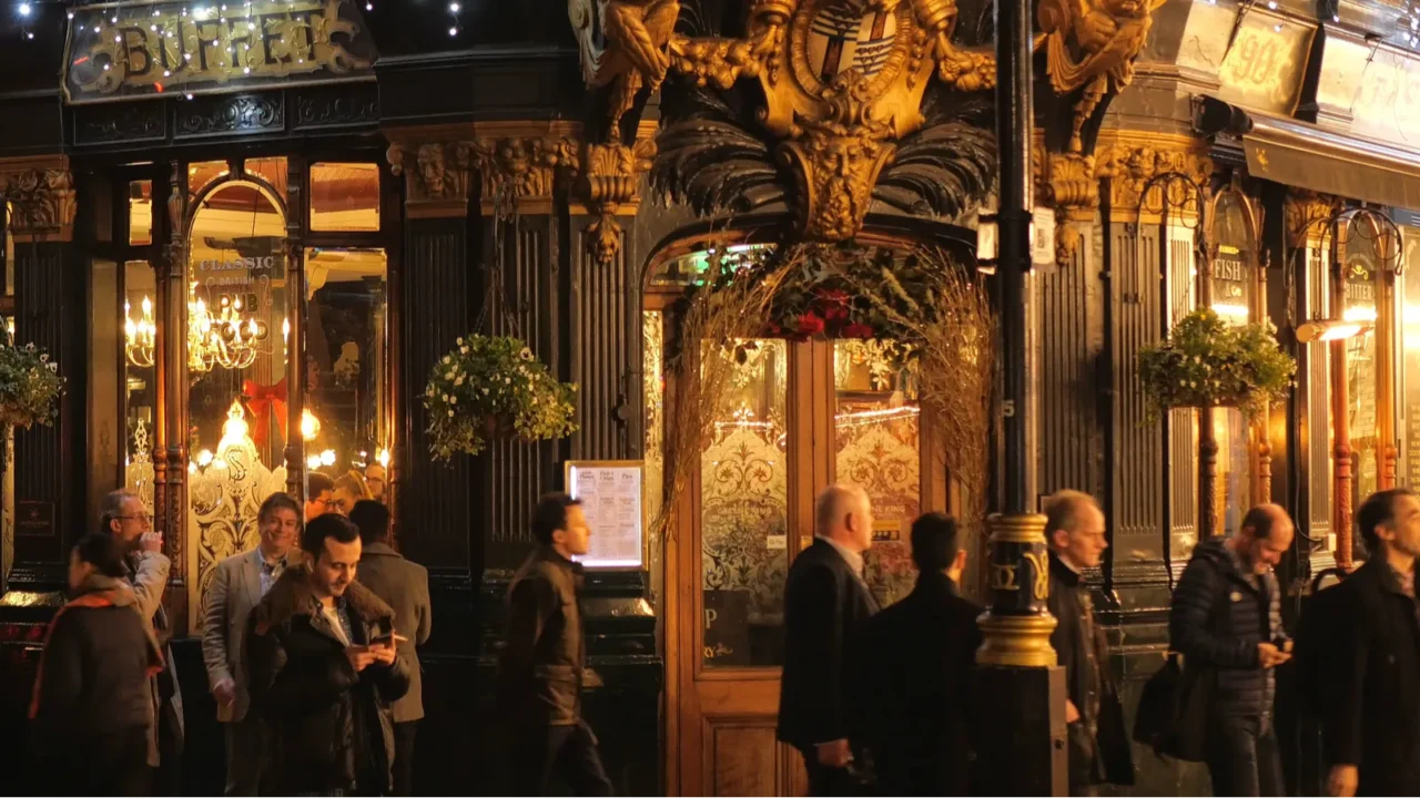beautiful salisbury pub in london by night  london england
