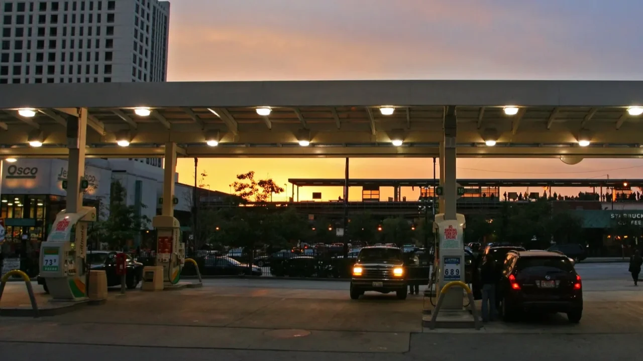 drivers fill up oil at gas station in chicago