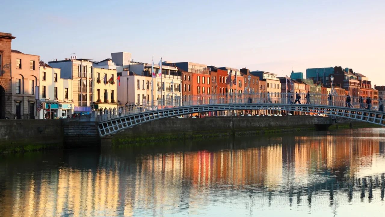 hapenny bridge is pedestrian bridge built in 1816 over river