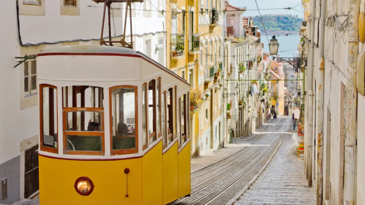 lisbons gloria funicular
