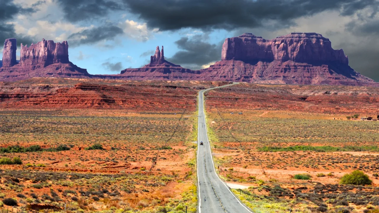 monument valley on the border between arizona and utah in