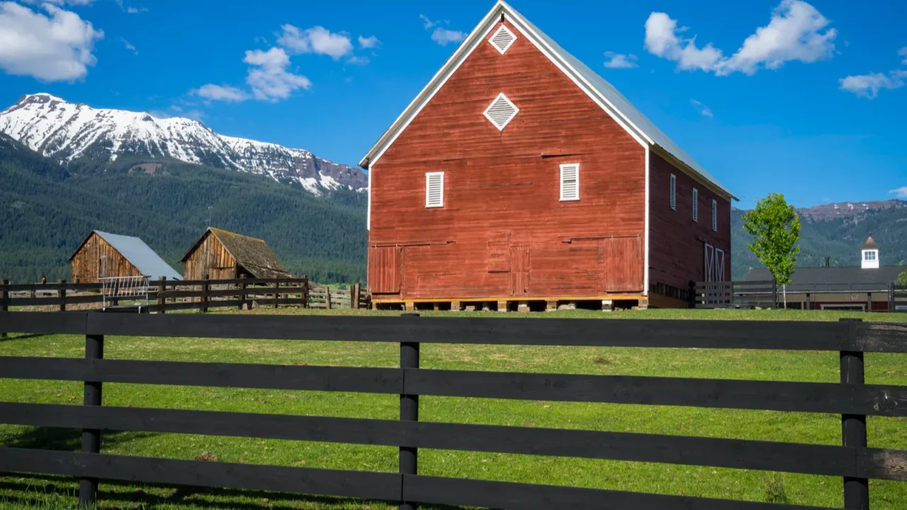 red barn in oregon