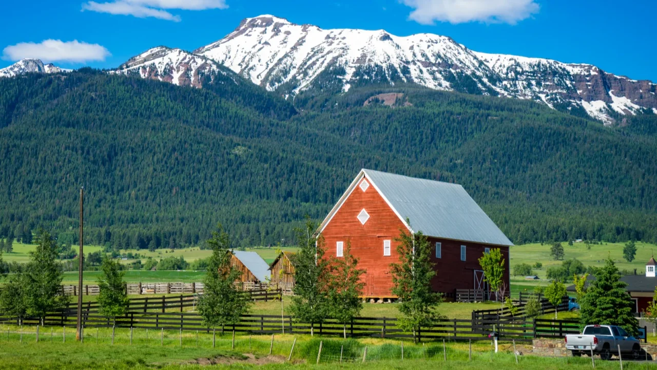 red barn in oregon
