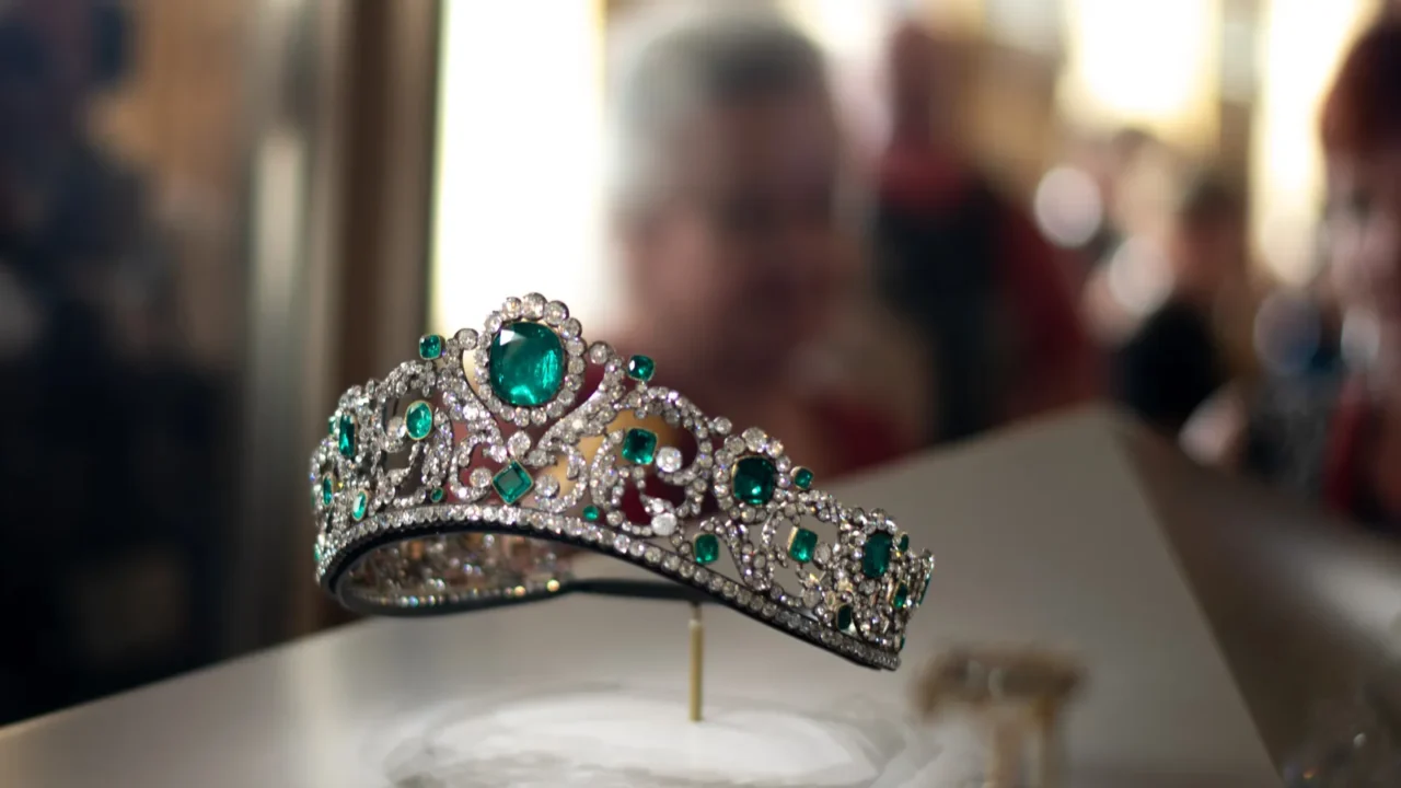 stone and pearl jwelery on display full set of king