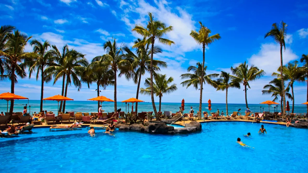 swimming pool on waikiki beach hawaii