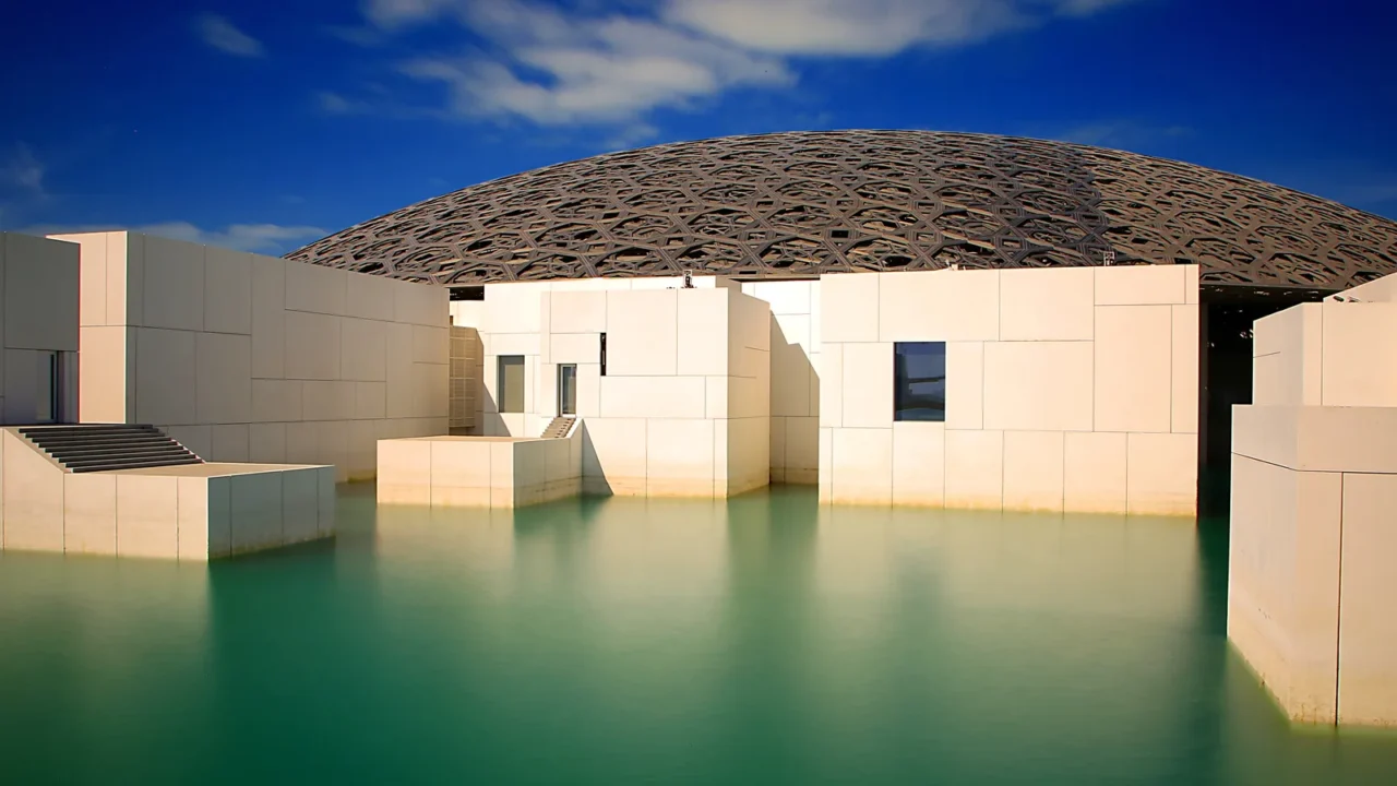 the louvre art gallery in abu dhabi