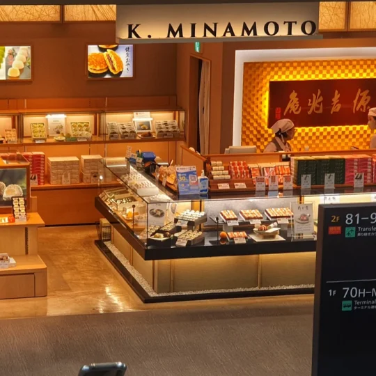 The best airport dining hacks for travelers in 2025