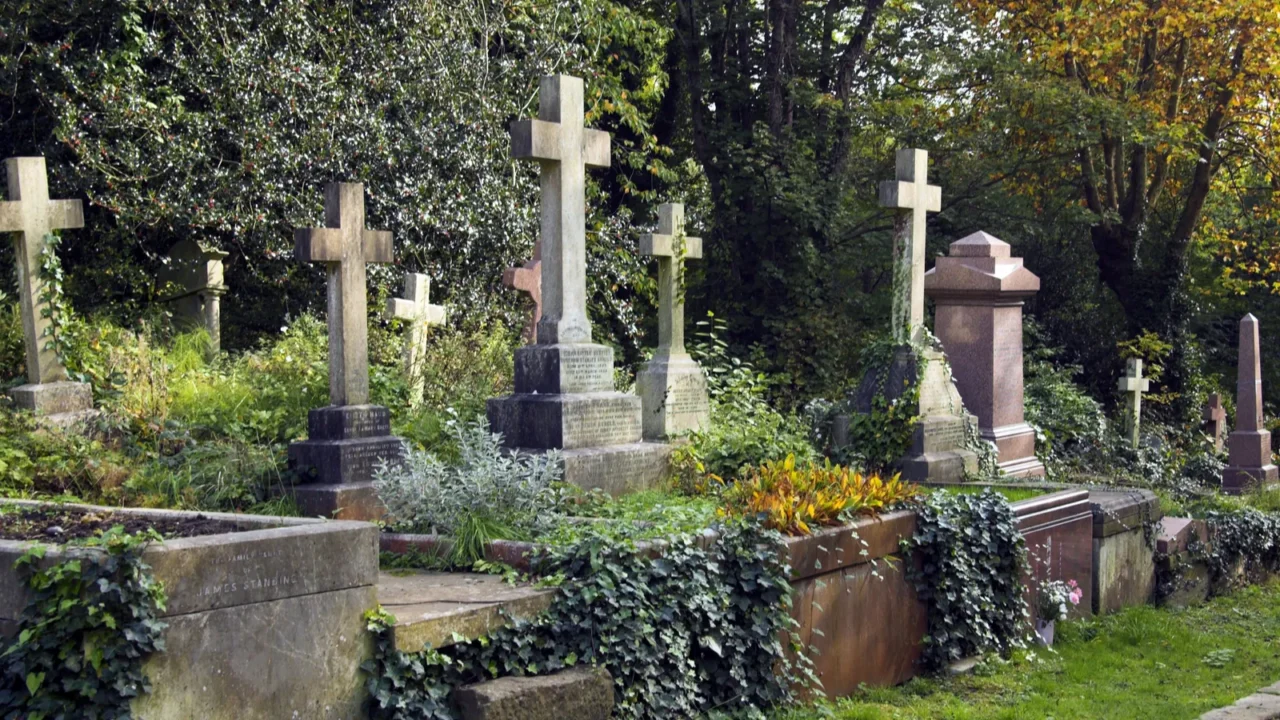 tombstones at highgate cemetery