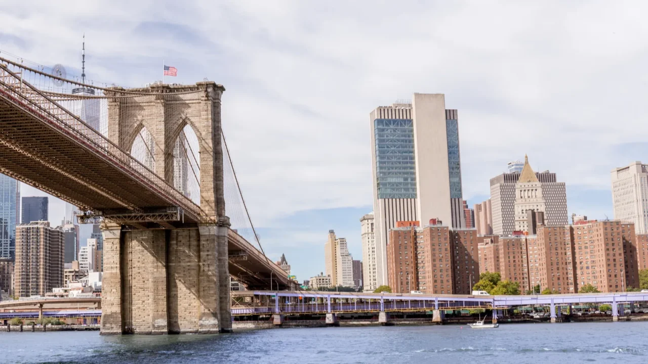 urban scene with brooklyn bridge and manhattan in new york