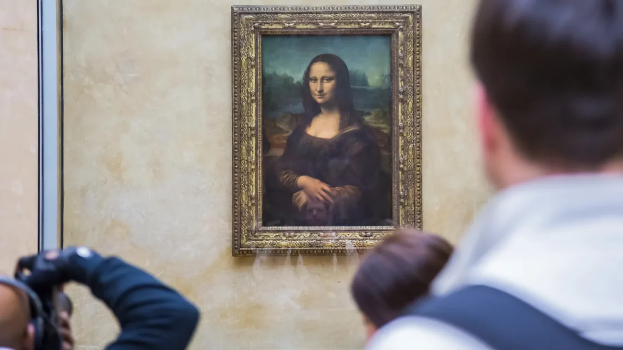 visitors take photo of leonardo davincis