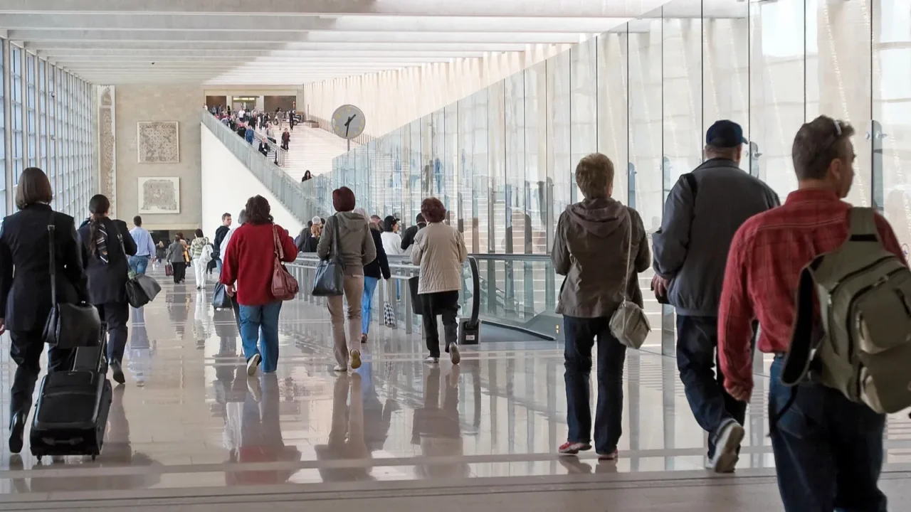airport moving crowd