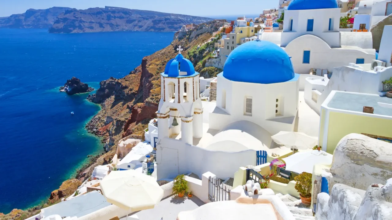 architecture of oia village on santorini island