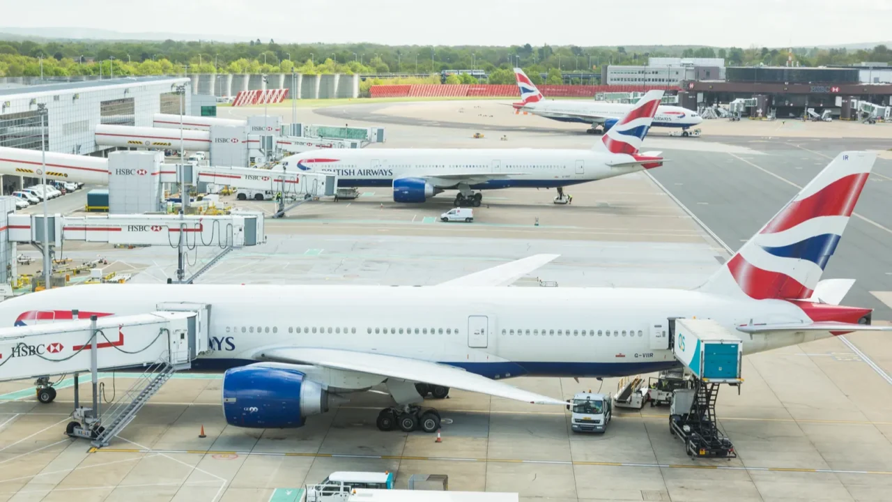 british airways boeing 777 at london gatwick airport