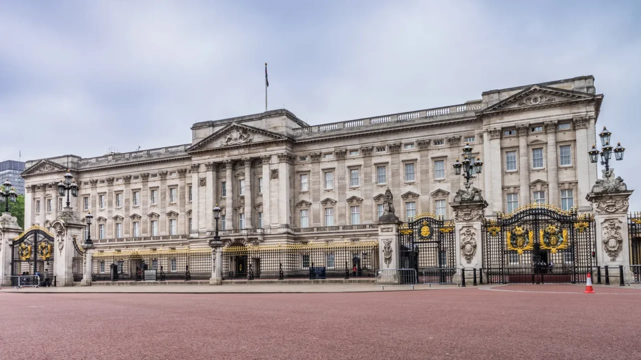 buckingham palace on cloudy day