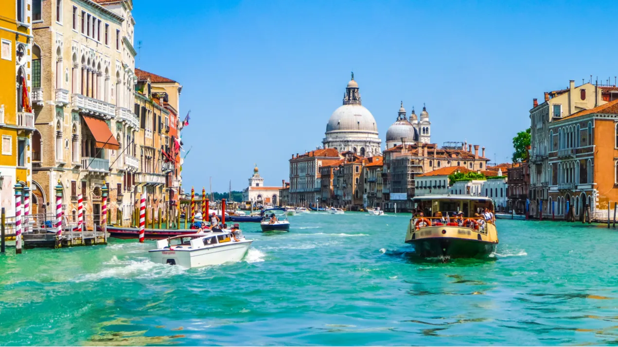 canal grande with basilica di santa maria della salute venice